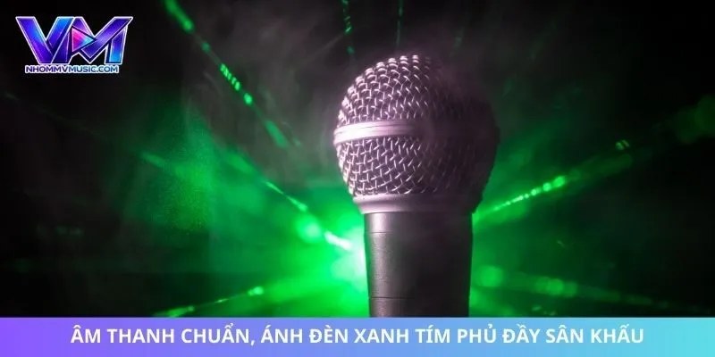 Âm thanh chuẩn, ánh đèn xanh tím phủ đầy sân khấu