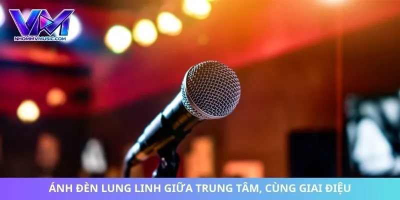 Ánh đèn lung linh giữa trung tâm, cùng giai điệu