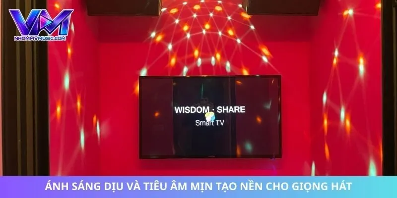 Ánh sáng dịu và tiêu âm mịn tạo nền cho giọng hát