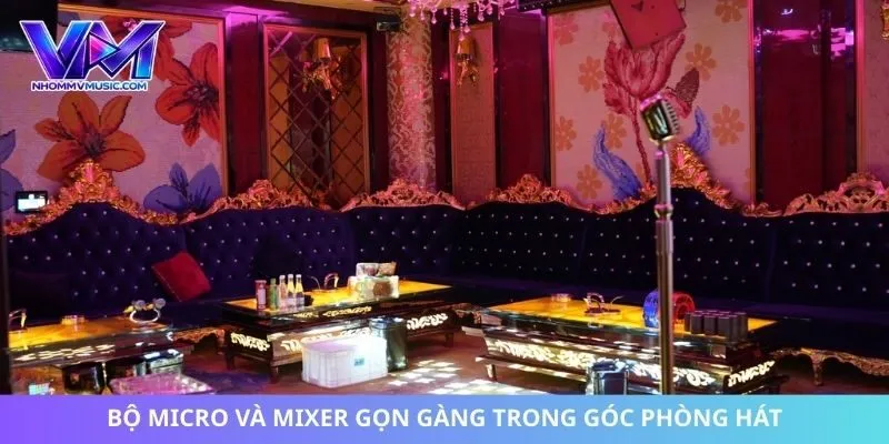 Bộ micro và mixer gọn gàng trong góc phòng hát