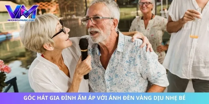 Góc hát gia đình ấm áp với ánh đèn vàng dịu nhẹ bé