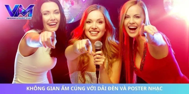 Không gian ấm cúng với dải đèn và poster nhạc