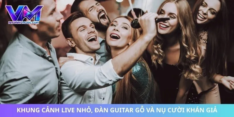 Khung cảnh live nhỏ, đàn guitar gỗ và nụ cười khán giả