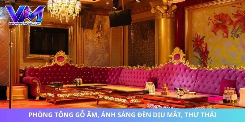 Phòng tông gỗ ấm, ánh sáng đèn dịu mắt, thư thái