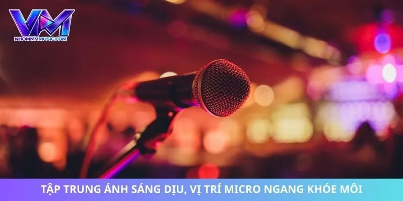 Tập trung ánh sáng dịu, vị trí micro ngang khóe môi